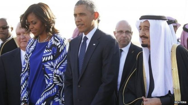 Мишель Обама, Барак Обама и король Саудовской Аравии Салман в международном аэропорту Эр-Рияда (27 января 2015 года)