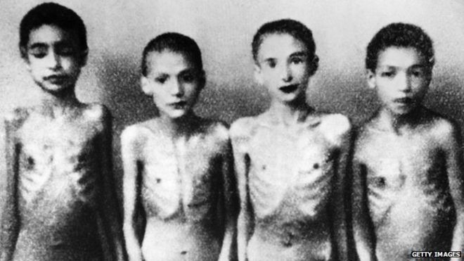 Дети-заключенные в Освенциме фотографируются по приказу Иосифа Менгеле