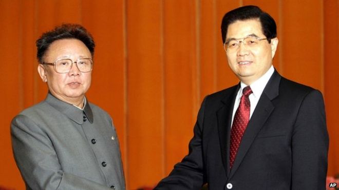На этом фото, опубликованном новым агентством Синьхуа в Китае, президент Китая Ху Цзиньтао (справа) пожимает руку северокорейскому лидеру Ким Чен Ир (слева) в Большом зале народных собраний Пекина 17 января 2006 года