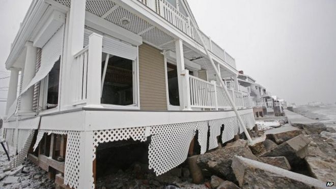 Поврежденный дом расположен вдоль побережья в районе Брант-Рок на Маршфилде в США во время снежной бури