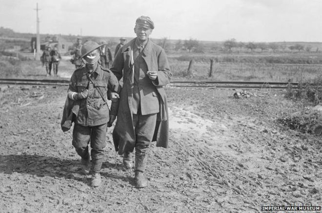 Битва Epehy. Раненые и заключенные прибывают около Эпехи, 18 сентября 1918 года. Раненый солдат на переднем плане - из отряда бентамов.