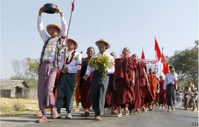 Студенческие активисты и буддийские монахи принимают участие во время марша протеста с требованием внести поправку в Национальный закон об образовании возле поселка Таунг Та, Мандалай, Мьянма, 28 января 2015 года.
