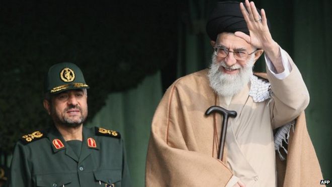 Верховный лидер Ирана аятолла Али Хаменеи (справа) машет рукой, стоя рядом с главнокомандующим гвардейцами генералом Мохаммедом Али Джафари в Тегеране (26 ноября 2007 года)