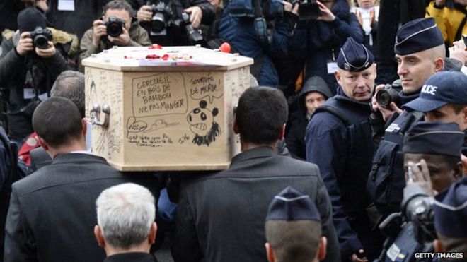 Гроб Бернарда 'Tignous' Verlhac, 57, один из карикатуристов французского сатирического еженедельника Charlie Hebdo, несут возле ратуши Монтрей, недалеко от Парижа во время его похорон 15 января 2015 года