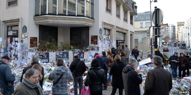 Люди возлагают дань возле офисов Charlie Hebdo