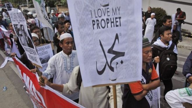 Индонезийские мужчины-мусульмане демонстрируют плакаты во время акции протеста против карикатуры на пророка Мухаммеда, опубликованной во французском сатирическом еженедельнике Чарли Хебдо, возле местного отделения Французского альянса в Медане, Северная Суматра, Индонезия, 23 января 2015 года.