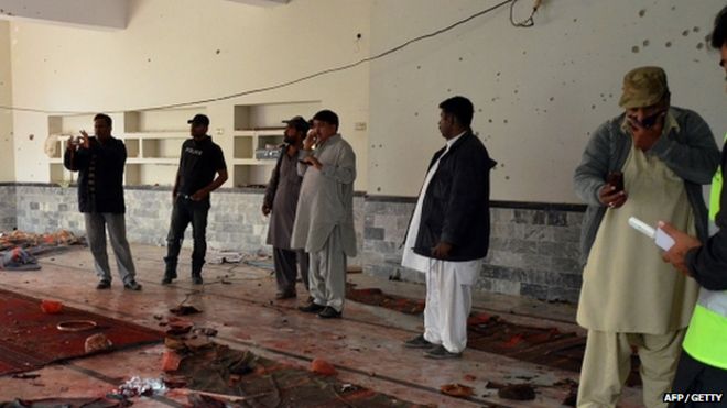 Пакистанские силовики собираются в мечети после взрыва бомбы в Шикарпуре в провинции Синд,