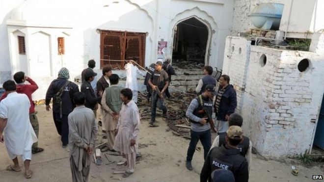 Последствия взрыва в мечети в Пакистане
