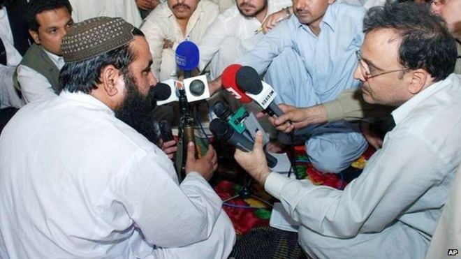 Байтулла Мехсуд (слева) беседует со СМИ в деревне Коткай, расположенной в районе пакистанских племен вдоль границы с Афганистаном, на этом снимке, сделанном 24 мая 2008 года,