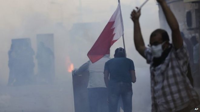 Бахрейнские антиправительственные демонстранты в Билад-эль-Кадиме (30 января 2015 года)