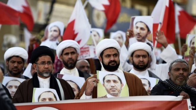 Протестующие в Бахрейне требуют освобождения шейха Али Салмана, генерального секретаря ведущей оппозиционной группировки "Аль-Вефак" накануне суда (27 января 2015 года)