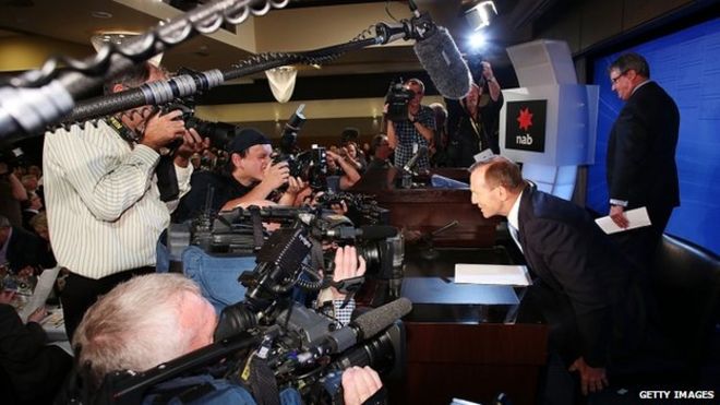 Премьер-министр Тони Эбботт сталкивается с прессой перед выступлением в Национальном пресс-клубе