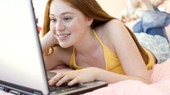 подросток, использующий ноутбук