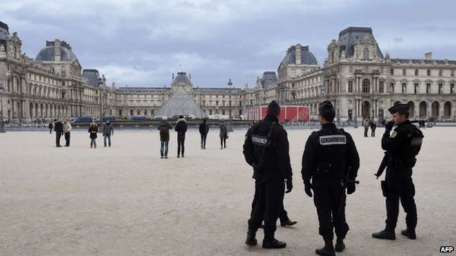 Французский полицейский патруль возле Лувра. Фото: 12 января 2015 г.