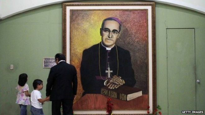 Люди рассматривают портрет монсеньора Оскара Ромеро в соборе Сан-Сальвадор 26 октября 2014 года