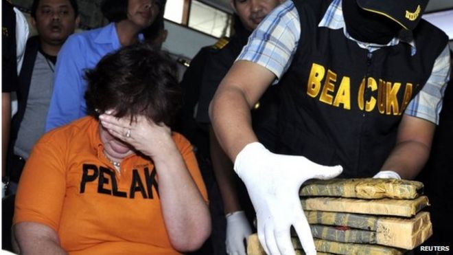 Линдси Сэндифорд на пресс-конференции в полиции на Бали после ее ареста (28 мая 2012 года)