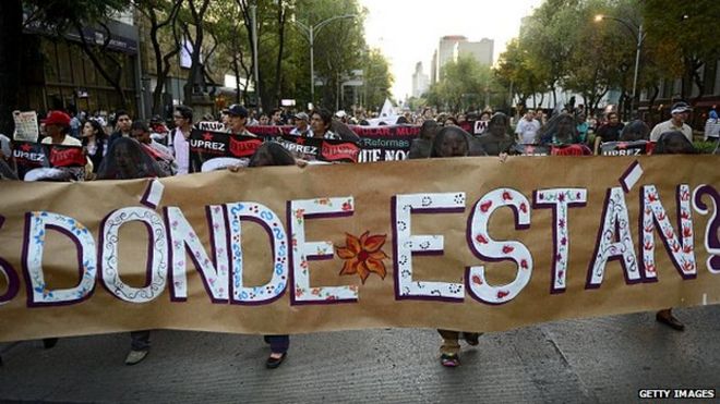 5 марта 2014 года люди протестуют в Мехико.