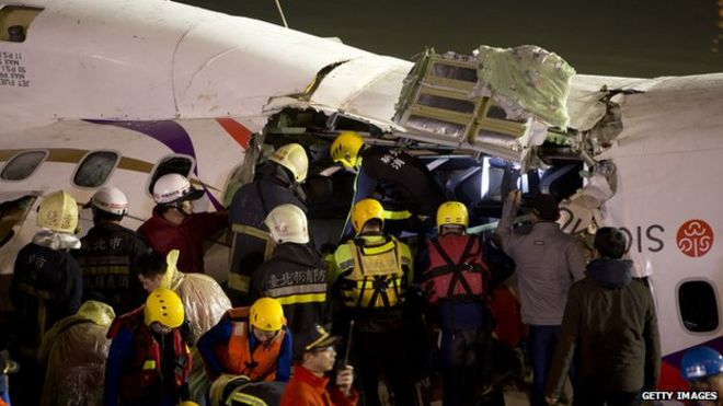 Спасатели наконец получают вход в ранее затопленную область самолета