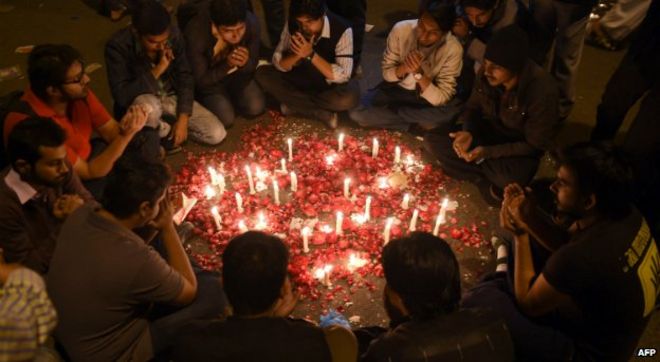 Пакистанская молодежь собирается вокруг зажженных свечей для жертв нападения боевиков «Талибана» на военную школу в Пешаваре - 17 декабря 2014 года