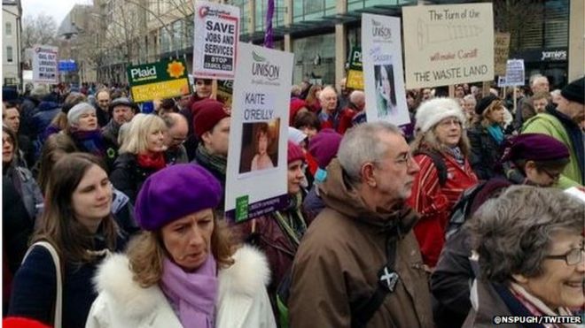сотни собираются в знак протеста против сокращения библиотек в Кардиффе