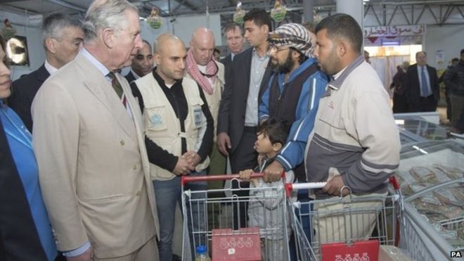 Принц Чарльз общается с покупателями во время посещения супермаркета в лагере беженцев Заатри в Иордании
