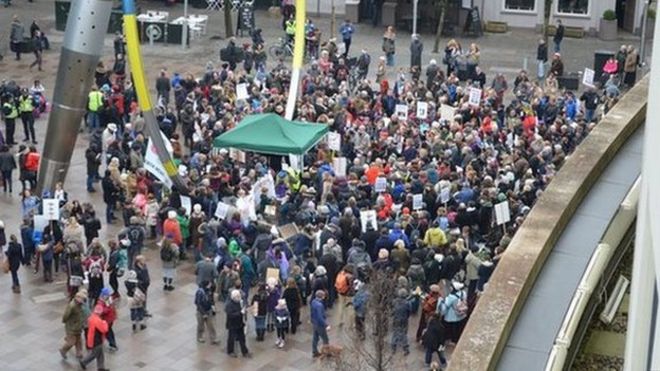 сотни собираются в знак протеста против сокращения библиотек в Кардиффе