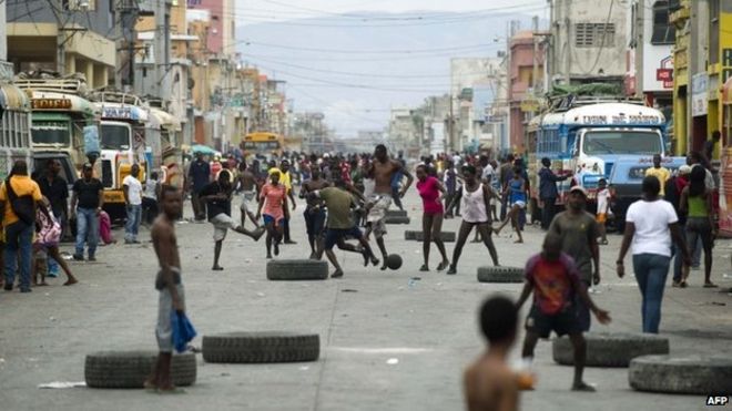 Дорога заблокирована во время акции протеста в Порт-о-Пренсе