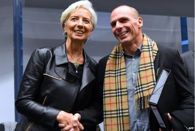 Министр финансов Греции Янис Варуфакис (справа) обменивается рукопожатием с директором Международного валютного фонда (МВФ) Кристиной Лагард во время экстренной встречи министров финансов Еврогруппы в Европейском совете в Брюсселе 11 февраля 2015 года.
