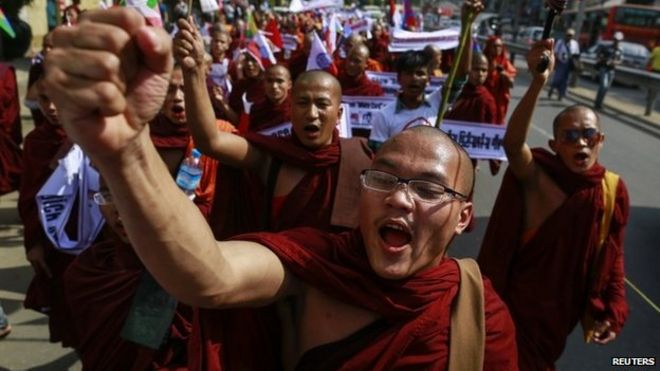 Буддийские монахи и другие люди принимают участие в акции протеста с требованием аннулировать право обладателей временных идентификационных карточек, известных как белые карточки, голосовать в Янгоне 11 февраля 2015 г.