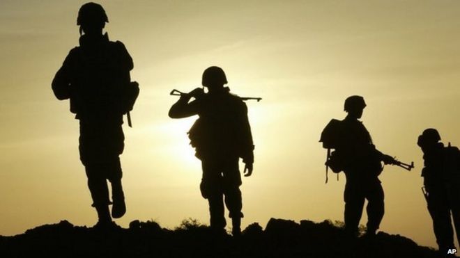 Солдаты возвращаются в военный лагерь, когда солнце садится возле Топпигалы, примерно в 240 км к северо-востоку от Коломбо, Шри-Ланка, понедельник, 9 июля 2007 г.