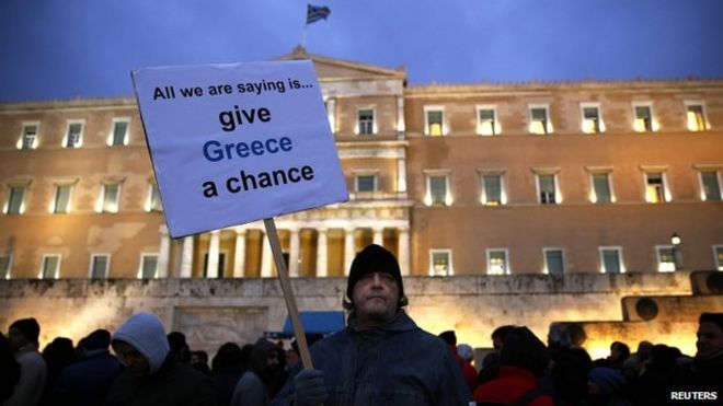 Мужчина принимает участие в проправительственной демонстрации против жесткой экономии перед парламентом в Афинах