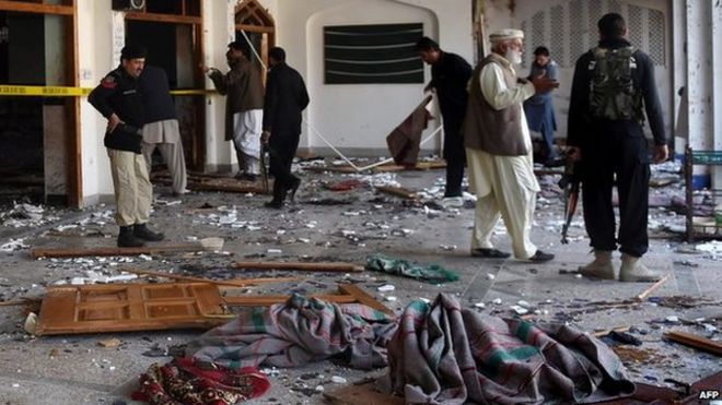 Сотрудники пакистанской службы безопасности осматривают мусульманскую мечеть шиитов после нападения боевиков «Талибана» в Пешаваре 13 февраля 2015 года.