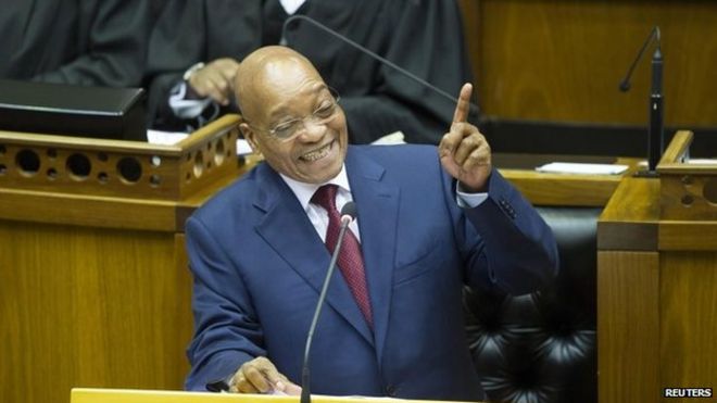 Президент ЮАР Джейкоб Зума выступает с речью во время своего выступления в Национальном Собрании на открытии парламента в Кейптауне 12 февраля