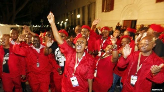 Участники «Борьбы за экономическую свободу» танцуют после того, как им было приказано выйти из парламента во время выступления президента Джейкоба Зумы о положении нации в Кейптауне 12 февраля 2015 года