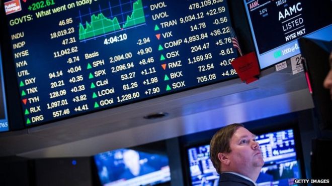 Трейдер работает на площадке Нью-Йоркской фондовой биржи во второй половине дня 13 февраля 2015 года в Нью-Йорке. Промышленный индекс Доу-Джонса впервые в истории рынка закрылся выше 18 000 пунктов
