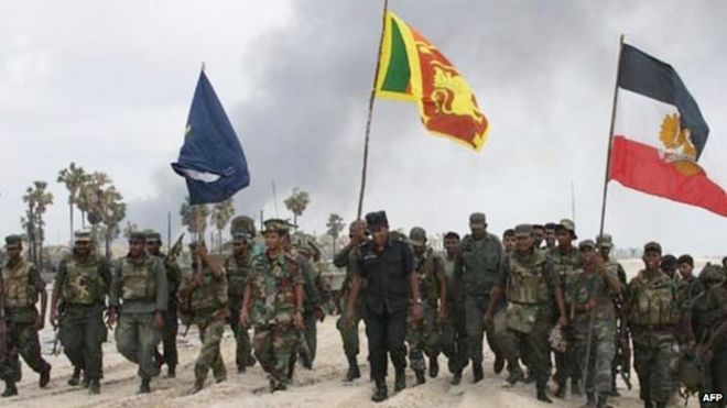 Шри-ланкийские войска после захвата последнего участка береговой линии в округе Муллайтву, удерживаемого тамильскими тиграми (май 2009 г.)
