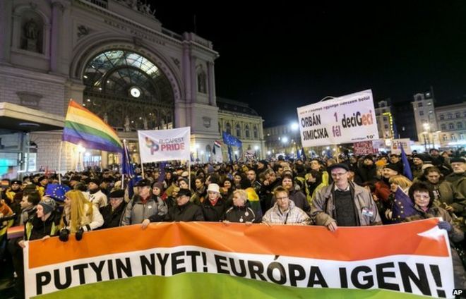 Антипутинские протестующие в Будапеште (16 февраля)