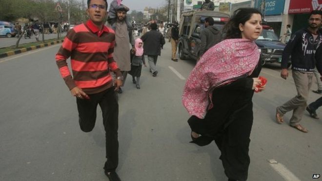 Люди бегут после взрыва в Лахоре, Пакистан, вторник, 17 февраля 2015 года