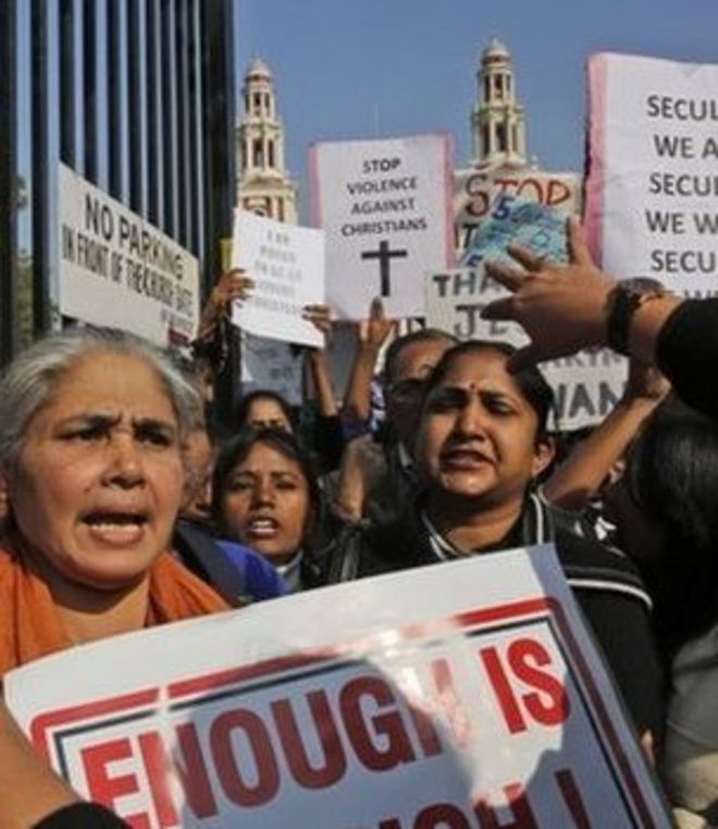 Индийские христиане держат плакаты, протестующие против недавних нападений на церкви в индийской столице, когда они собираются у церкви Святого Сердца в Нью-Дели, Индия, четверг, 5 февраля 2015 г.