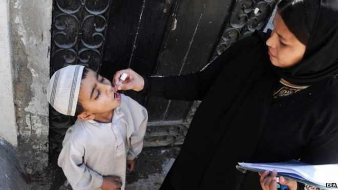 Медицинский работник вводит вакцину против полиомиелита ребенку в Карачи, Пакистан, 27 января 2015 года