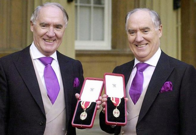 Сэр Дэвид Барклай (слева) и его брат-близнец сэр Фредерик позируют после получения их рыцарства от королевы в Букингемском дворце