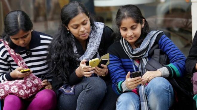 Индийские студенты просматривают интернет со своим смартфоном в Калькутте, 09 февраля 2015 года