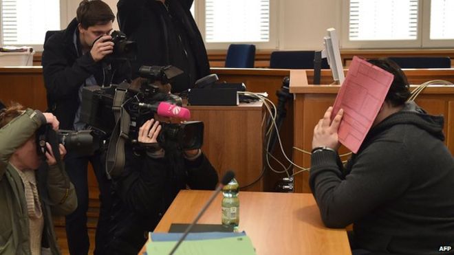 Бывшая немецкая медсестра Нильс Х (R) находится в центре внимания фотографов и операторов, ожидая суда в феврале 2015 года в суде в Ольденбурге