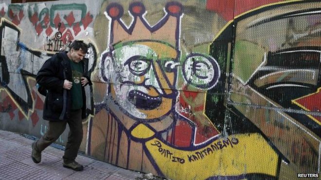 Мужчина идет рядом с граффити с изображением клоуна со знаком евро, высовывающимся из его глаз, в Афинах 19 февраля 2015 года
