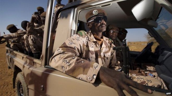 Малийские солдаты сидят в машине 31 декабря 2013 года на французской военной базе в Гао на севере Мали.
