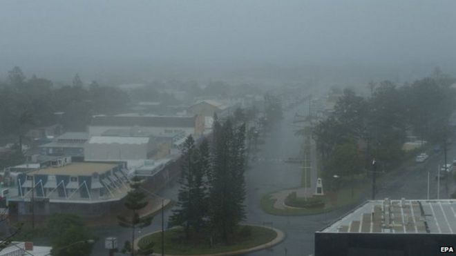 Проливной дождь и сильный ветер от Cyclone Marcia обрушился на Йеппун, Квинсленд, Австралия, 20 февраля 2015 года