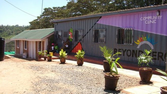 Недавно построенная клиника в Кибере, Кения
