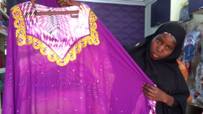 Продавец в Alhayat Global Synergy в Кано, Нигерия, февраль 2015 года
