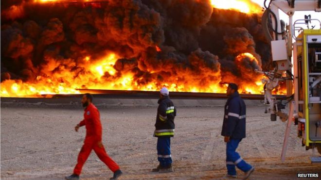 Пожар в резервуаре для хранения нефти в Ливии