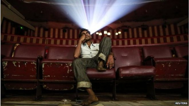 Мужчина наблюдает за тем, как Дилвэйл Дулхания Ле Жаенге в театре Маратха Мандир в Мумбаи 11 декабря 2014 года
